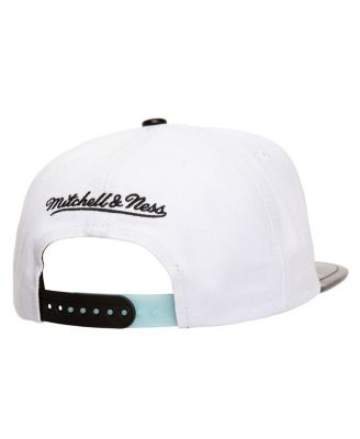 Men's White Chicago Bulls Day 11 Snapback Hat