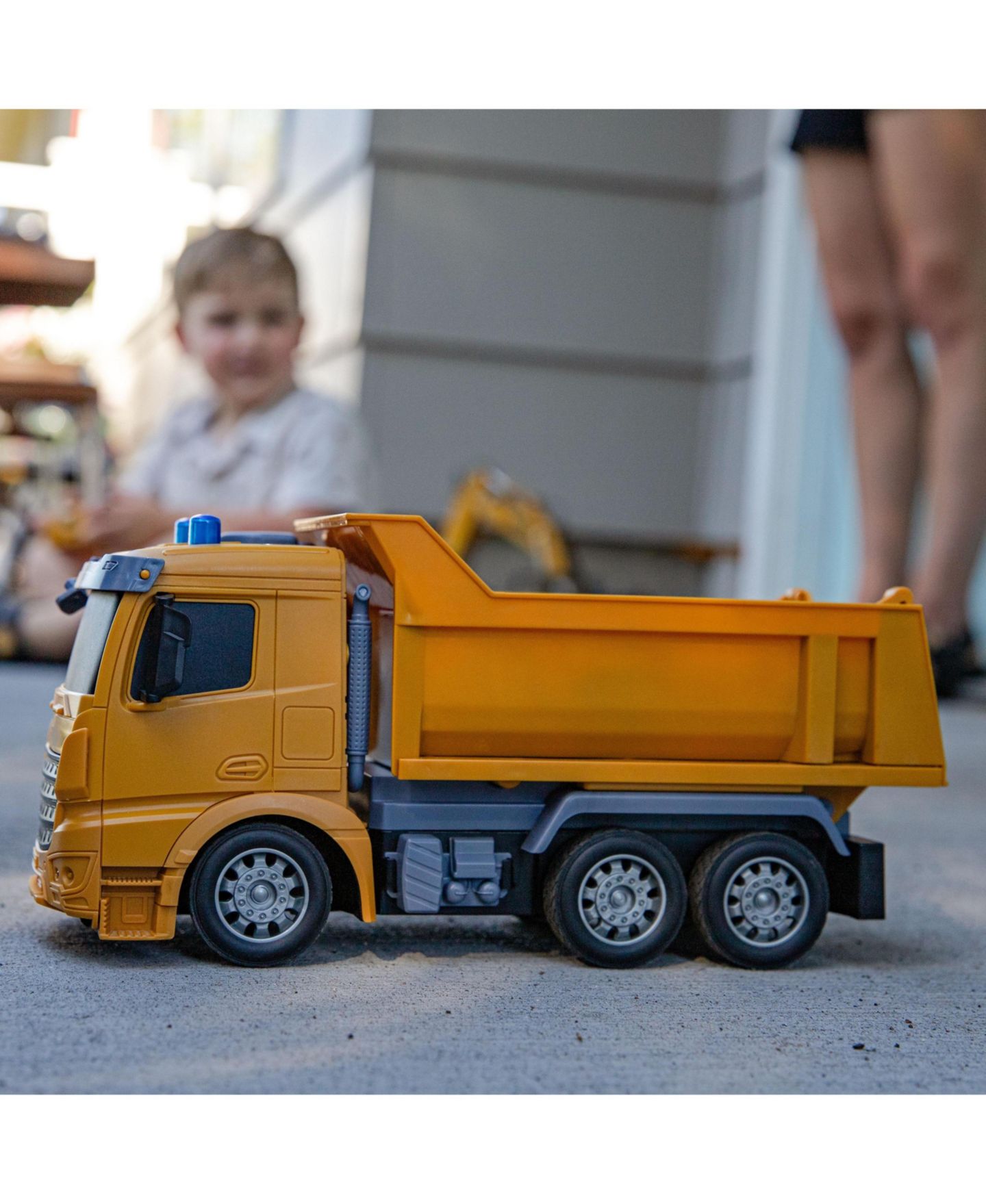 Детская игрушка Sunnydaze Decor Dump and Drive Remote Control Dump Truck - 1:20 Scale — фото 9
