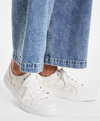 На 34-м показе женская футболка Pompelmo, мини-юбка с воланами, кроссовки Carriee с цветочным рисунком и серьги-кольца, эксклюзивно в Macy's