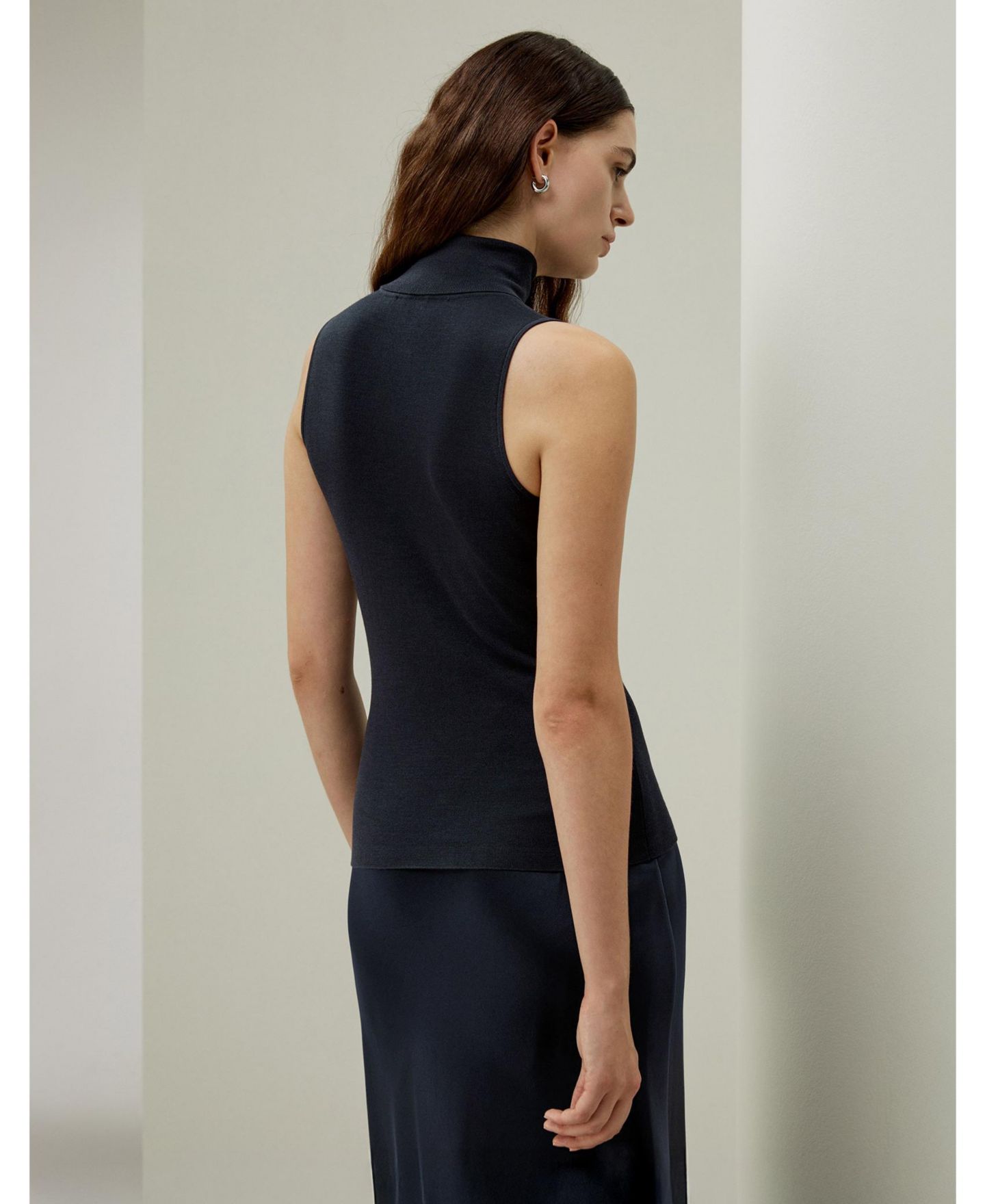 Женский топ LILYSILK Minimalist Sleeveless Turtleneck Silk-Nylon, цвет: Тёмно-синий — фото 2