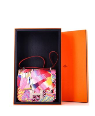 Бывшая в употреблении сумка HERMÉS 24 Constance из шелка с мраморным принтом ограниченной серии