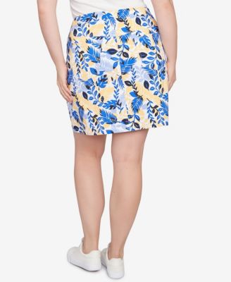 Модель Skort с принтом в виде СЕРДЕЧЕК на ЛАДОНИ большого размера, создающим волны.