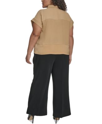 Блузка с короткими рукавами и атласной отделкой DKNY Plus Size с обратной стороны