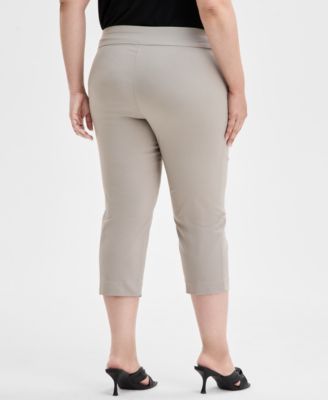 Plus Size Mid-Rise Pull-On Capri Pants