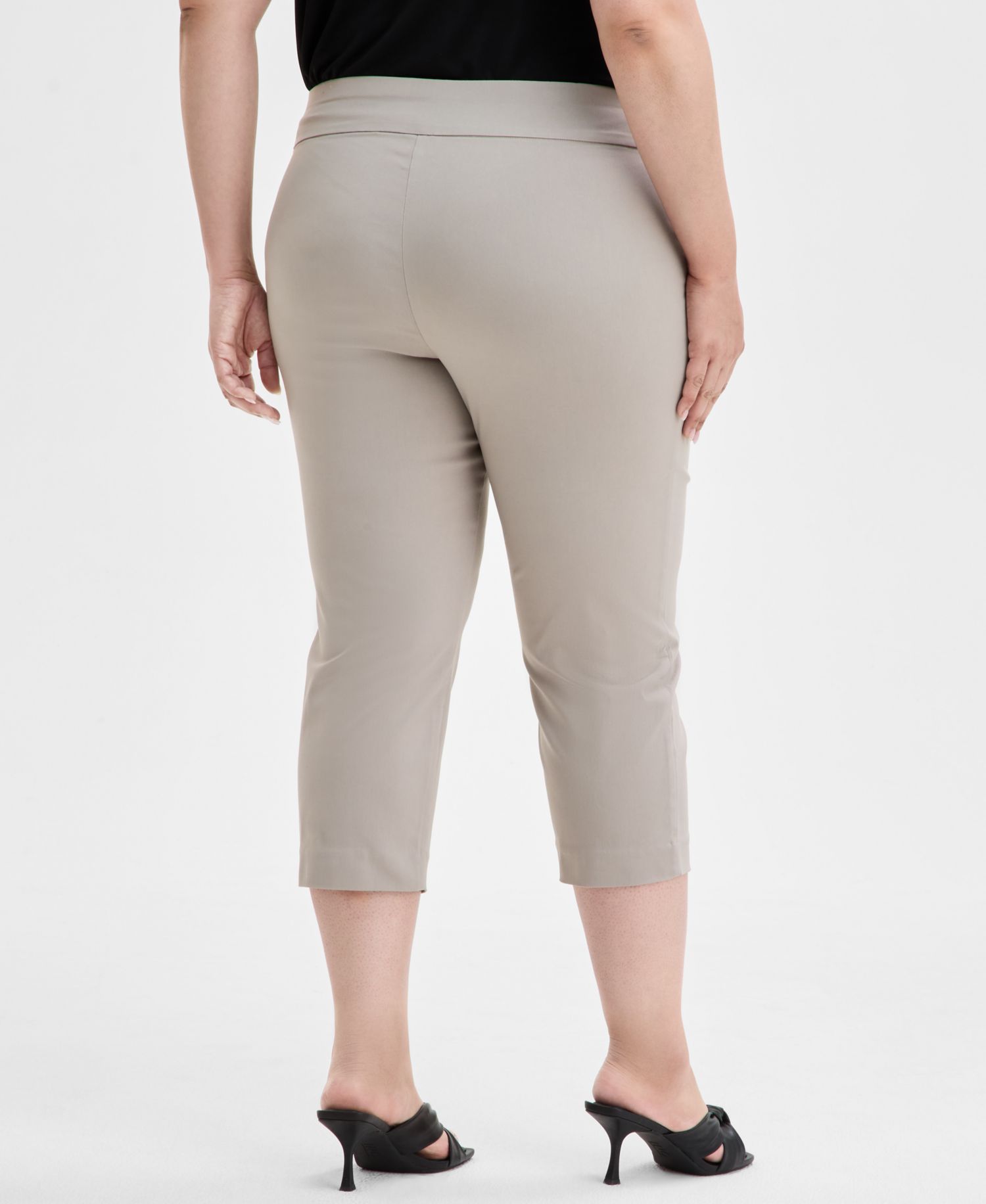 Plus Size Mid-Rise Pull-On Capri Pants