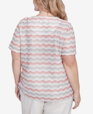 Футболка с круглым вырезом и мерцающим шевроном Alfred Dunner Plus Size Estate of Mind с ожерельем