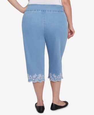 Классические джинсовые брюки-капри с цветочной вышивкой Alfred Dunner Plus Size Flower Power