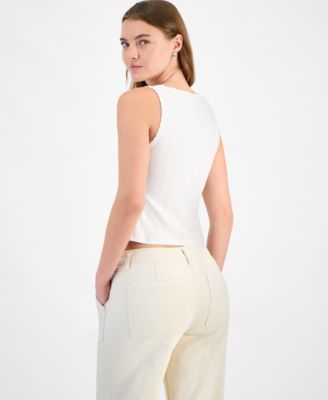 А теперь эта миниатюрная майка на бретелях, эксклюзивно представленная в Macy's