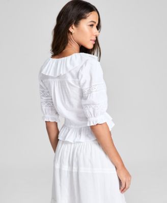 А теперь этот миниатюрный хлопковый топ с оборками спереди и застежкой в горошек, эксклюзивно представленный в Macy's