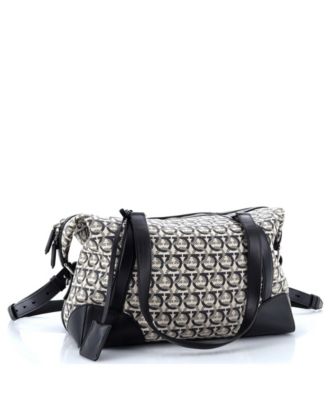 Бывшая в употреблении мягкая спортивная сумка Salvatore Ferragamo из холщовой ткани с принтом и кожи