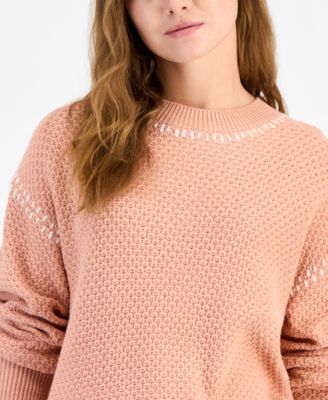 А теперь этот миниатюрный хлопчатобумажный свитер с открытыми плечами, сшитый плетенкой, эксклюзивно в Macy's 