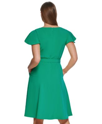 Женское платье с развевающимися рукавами и завязками на талии от Calvin Klein