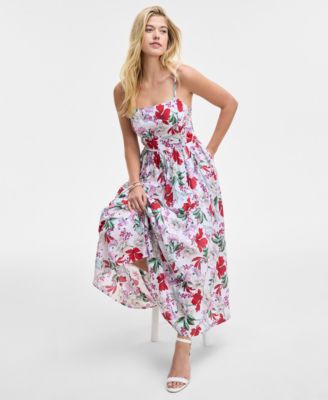 Эксклюзивно в Macy's представлено женское макси-платье на бретельках с цветочным принтом Shadow, вязаный крючком клатч, босоножки Pathina, браслеты и серьги-капли.