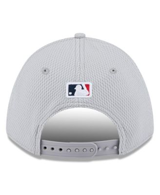 Новая мужская серая шляпа Atlanta Braves 2025 MLB Clubhouse 9FORTY M-Crown с регулируемой головкой.