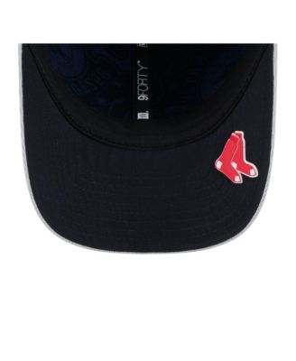 Мужская серая бейсболка New Era Boston Red Sox 2025 MLB Clubhouse 9FORTY M-Crown с регулируемой головкой.