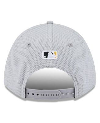 Мужская серая шляпа New Era Pittsburgh Pirates 2025 MLB Clubhouse 9FORTY M-Crown с регулируемой головкой.