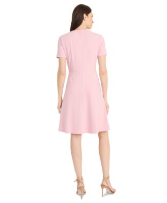 Женское однотонное расклешенное платье Maggy London с асимметричным вырезом