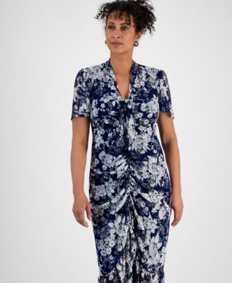 Женское приталенное платье-футляр с гофрированным передом и коротким рукавом