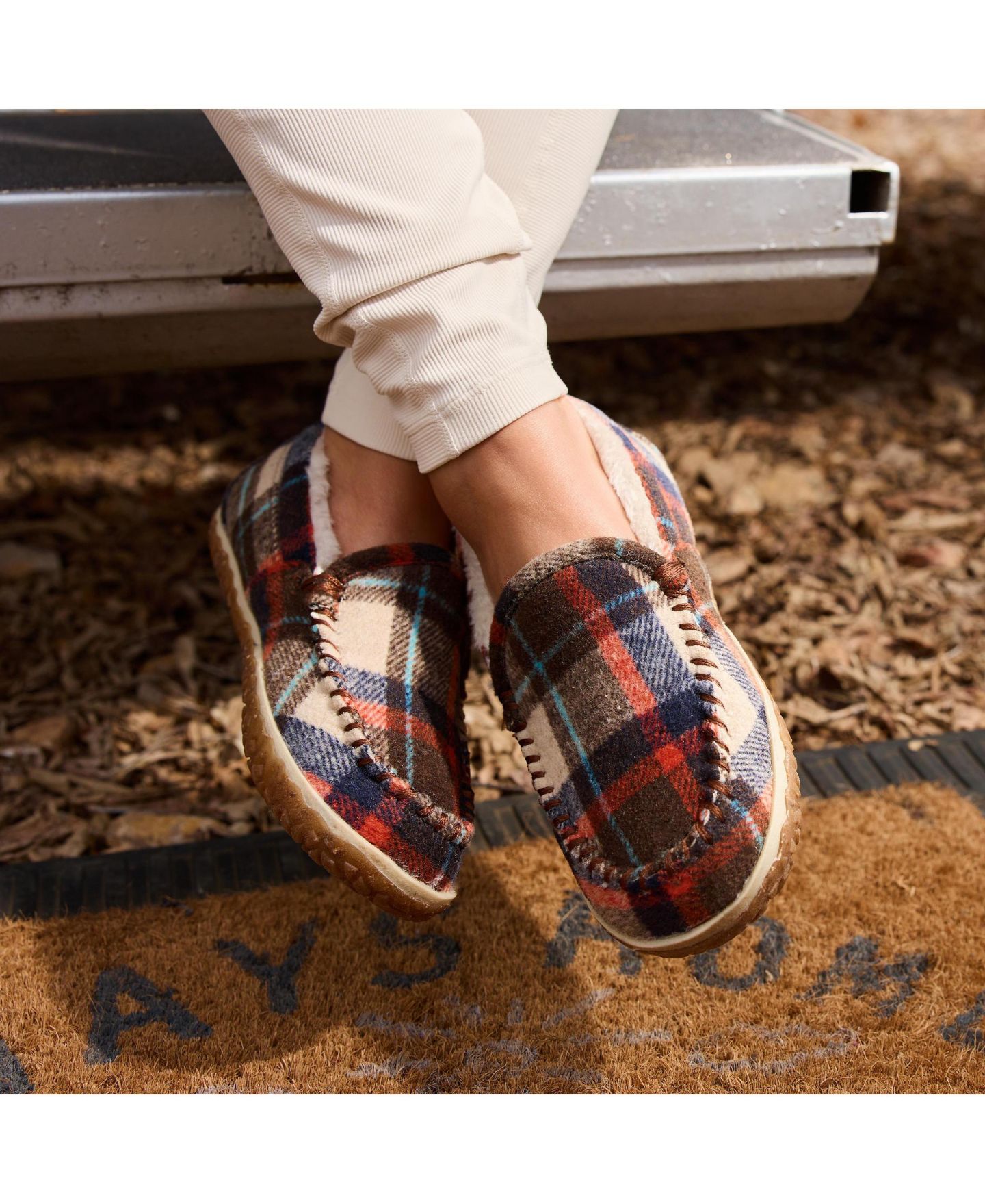 Женские тапочки Minnetonka Tempe Slippers, цвет: Коричневый клетчатый — фото 4