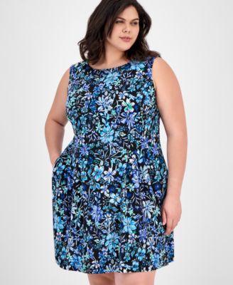 Приталенное расклешенное платье без рукавов с принтом большого размера