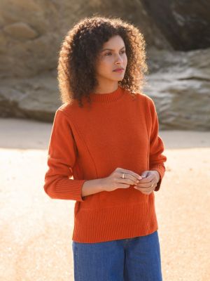 Celtic & Co. Женский свитер с круглым вырезом и открытыми швами.