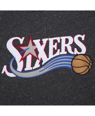 Мужская черная толстовка-пуловер Mitchell & Ness Philadelphia 76ers Hardwood Classics из коллекции Blackout, застиранная снегом.
