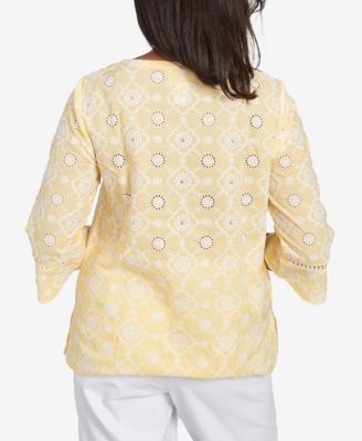 Топ с расклешенными рукавами и цветочной вышивкой Alfred Dunner Petite Rise & Shine