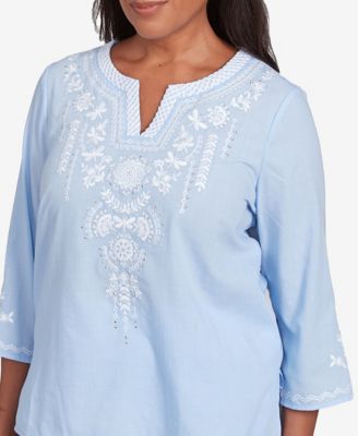 Женский топ с круглым вырезом и вышивкой в стиле Святого Томаса от Alfred Dunner небесно-голубого цвета