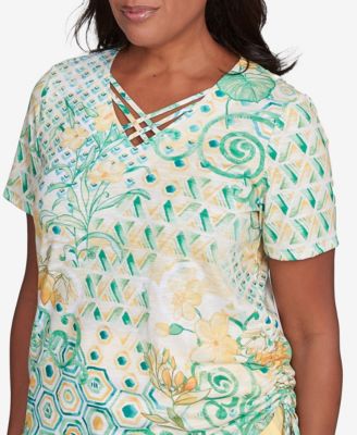 Женская футболка Alfred Dunner Rise Shine в тропическом геометрическом стиле в стиле пэчворк с V-образным вырезом