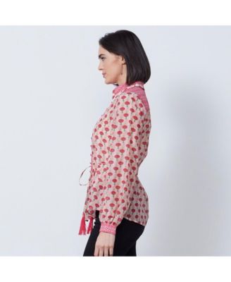 И так далее, женская розовая блузка с цветочным принтом и красным чертополохом