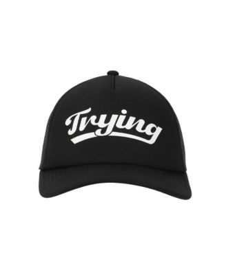 Примеряю черную пенопластовую шляпу дальнобойщика