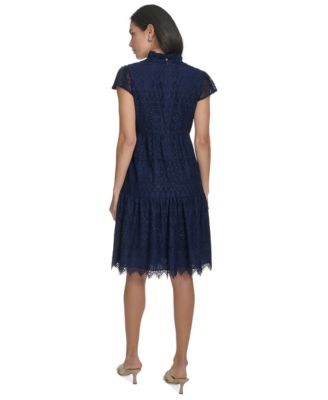 Миниатюрное кружевное платье с фестончатым подолом и развевающимися рукавами от Джессики Ховард