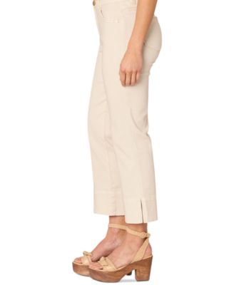 Демократичное решение - джинсы-клеш с высокой посадкой, выполненные в стиле Petite 