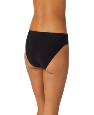 На тонком женском небесно-эластичном бикини