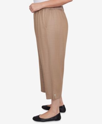 Свободные брюки-капри на пуговицах Alfred Dunner размера плюс в честь летнего солнцестояния.