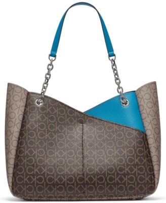 カルバンクライン★Zoe Large Colorblockモノグラムトートバッグ Calvin Klein Zoe Large Colorblock Monogram Tote | Arden Fair
