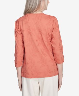 Alfred Dunner Petite Natural Instinct Топ с вышивкой из цельного листа и ожерельем