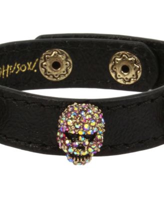 Браслет-защелка из кожи с черепом Бетси Джонсон, выложенный искусственным камнем