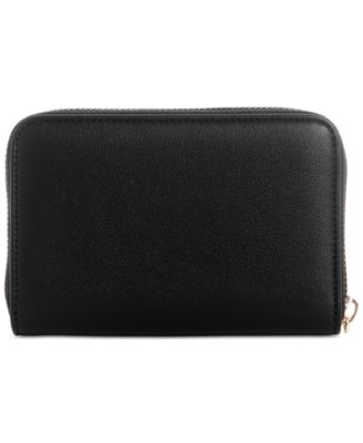 Кошелек GUESS Zaria застегивается на среднюю молнию