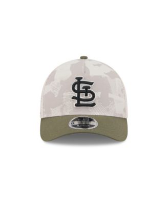 Мужская светло-бежевая/оливковая шляпа New Era St. Louis Cardinals 2025, посвященная Дню Вооруженных сил, 9 СОРОКА годам, с регулируемой А-образной оправой и М-образной короной.