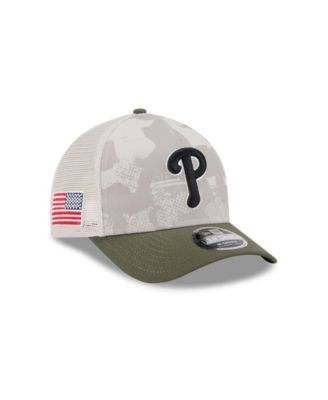Мужская светло-бежевая/оливковая шляпа Philadelphia Phillies 2025 года выпуска, посвященная Дню Вооруженных сил, 9 сорока годам, с регулируемой А-образной оправой и М-образной короной.