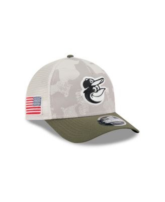 Мужская светло-бежевая/оливковая шляпа Baltimore Orioles 2025 года выпуска, посвященная Дню Вооруженных сил, 9 сорока годам, с регулируемой А-образной оправой и М-образной короной.