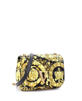 Бывшая в употреблении маленькая сумка через плечо Versace Virtus с клапаном на цепочке из стеганого шелка с принтом