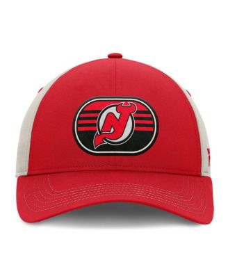 Мужская красно-серая кепка дальнобойщика из раздевалки Fanatics New Jersey Devils 2025, предназначенная для игроков плей-офф Кубка Стэнли.