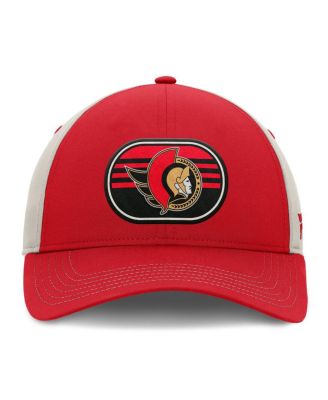 Мужская красно-серая кепка дальнобойщика в раздевалке 