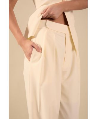 ЖЕНСКАЯ МОДЕЛЬ С ЗАВЫШЕННОЙ ТАЛИЕЙ