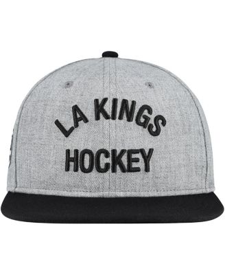 Мужская шляпа Fanatics Heather серого/черного цвета Los Angeles Kings Elements с плоскими полями и кожаным ремешком сзади