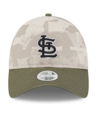 Женская светло-бежевая/оливковая шляпа New Era St. Louis Cardinals 2025, День Вооруженных сил, 920 лет, с регулируемой шляпой