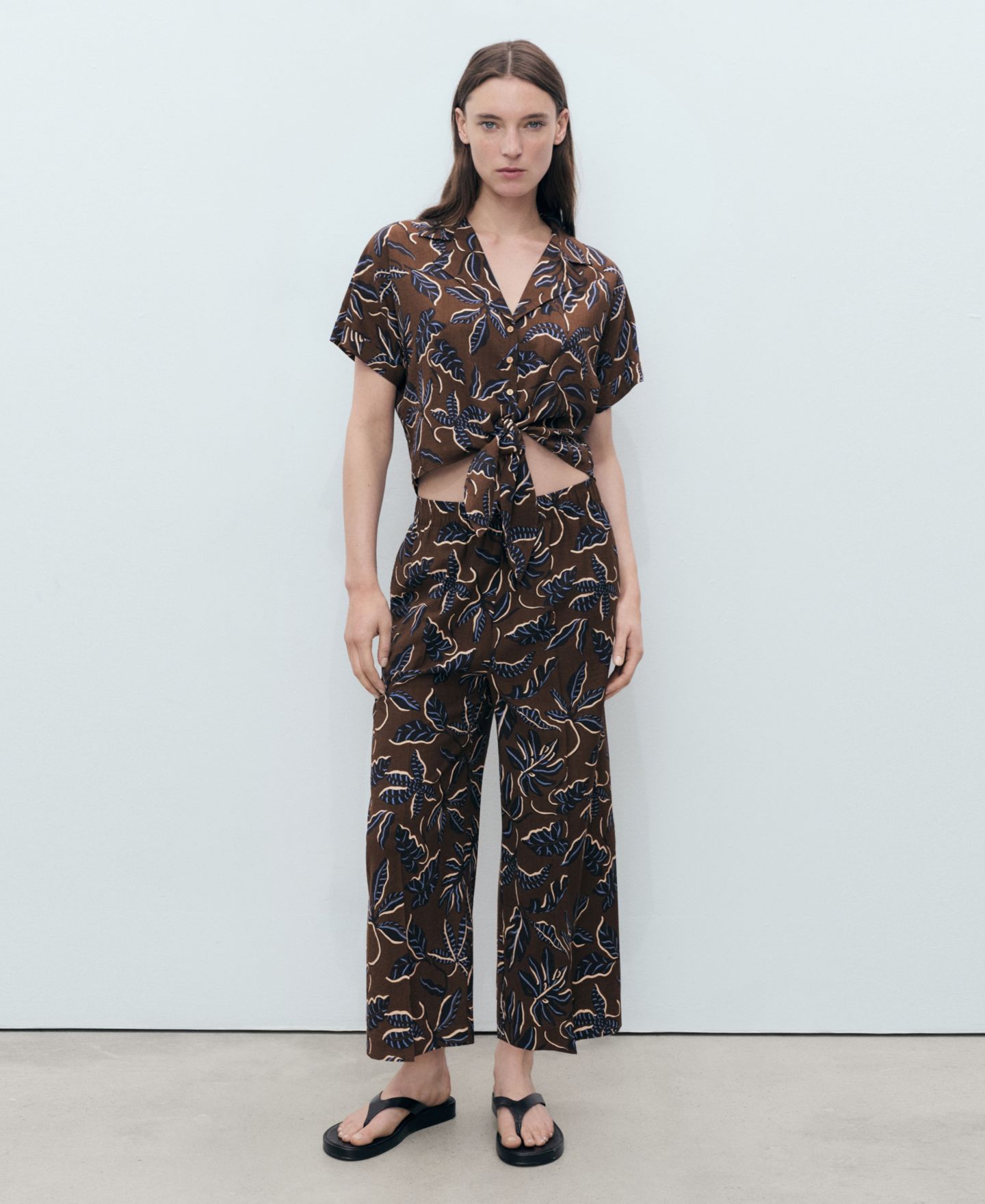 Женская рубашка Mango Floral-Print Knot Detail Cropped, цвет: Коричневый — фото 2
