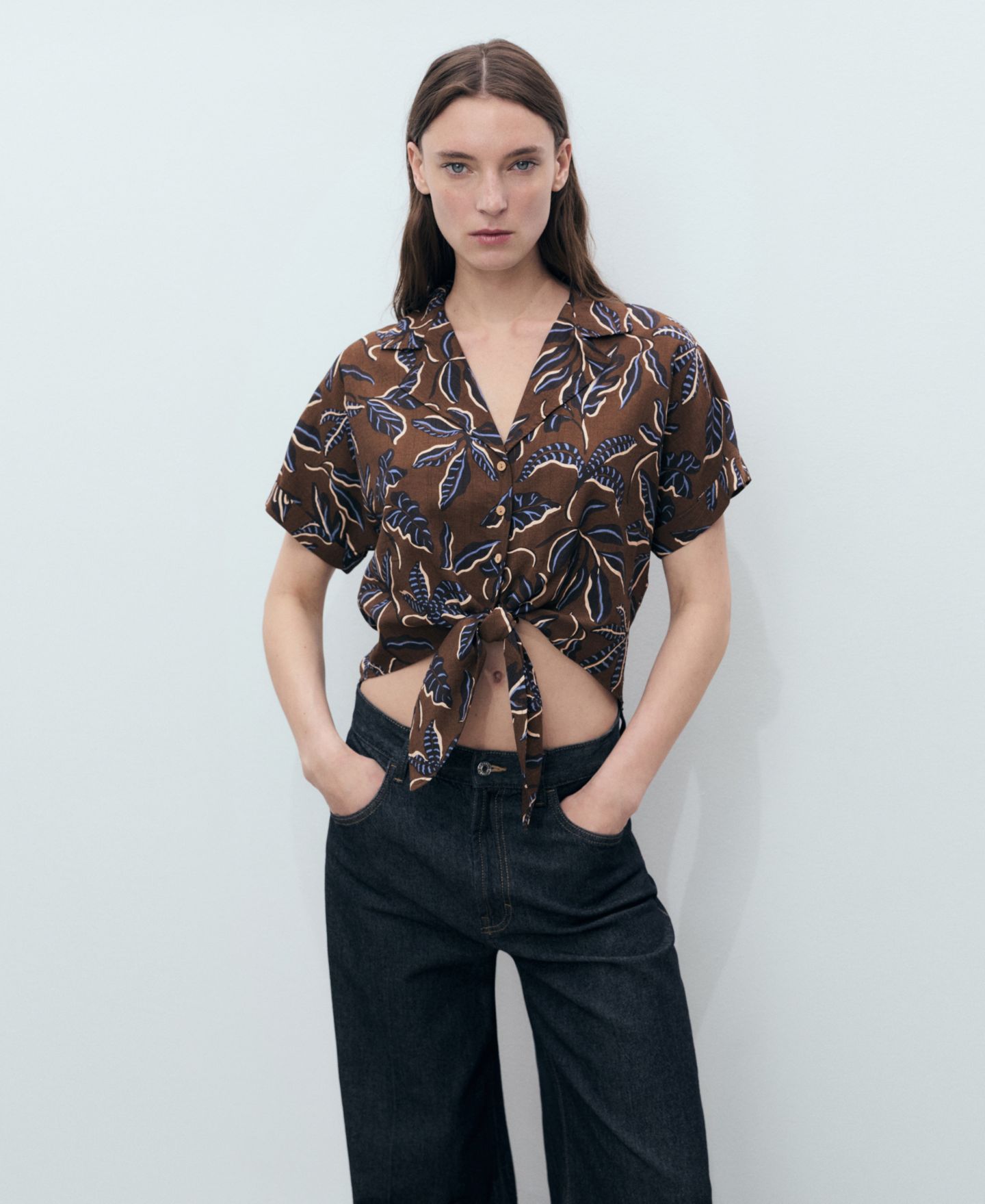 Женская рубашка Mango Floral-Print Knot Detail Cropped, цвет: Коричневый — фото 4